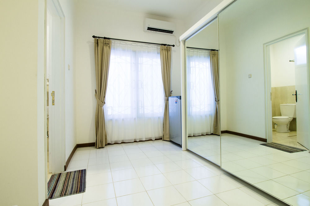 Reddoorz Plus @ Tendean Джакарта Екстериор снимка