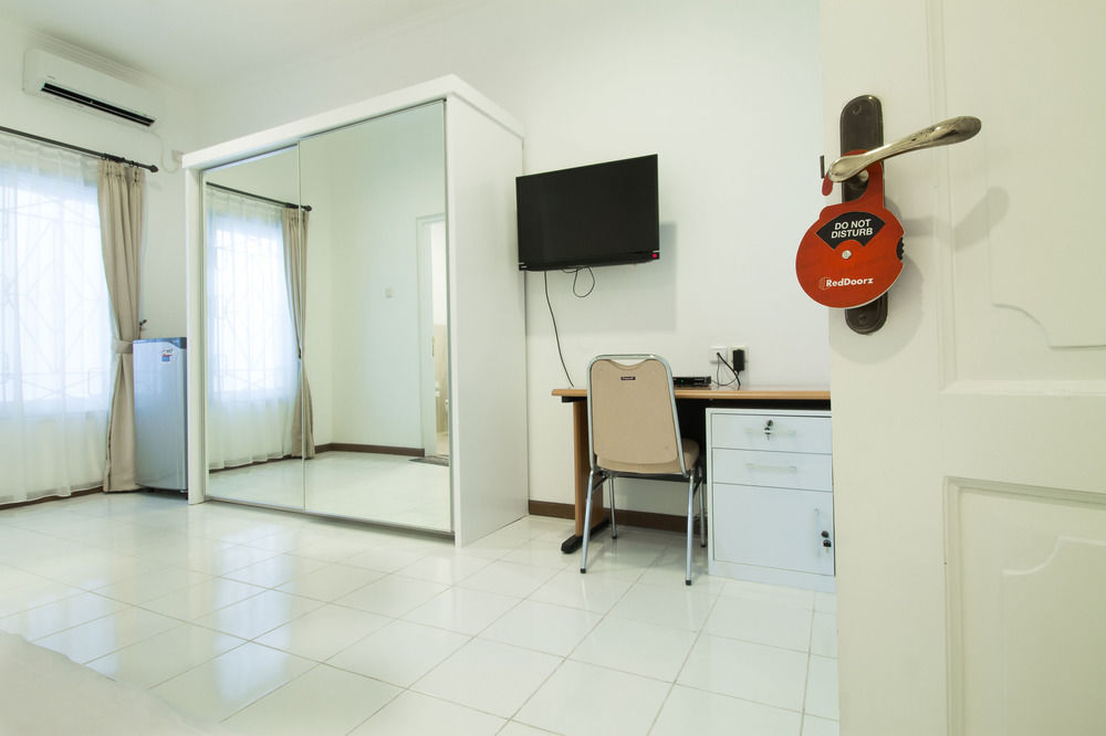 Reddoorz Plus @ Tendean Джакарта Екстериор снимка