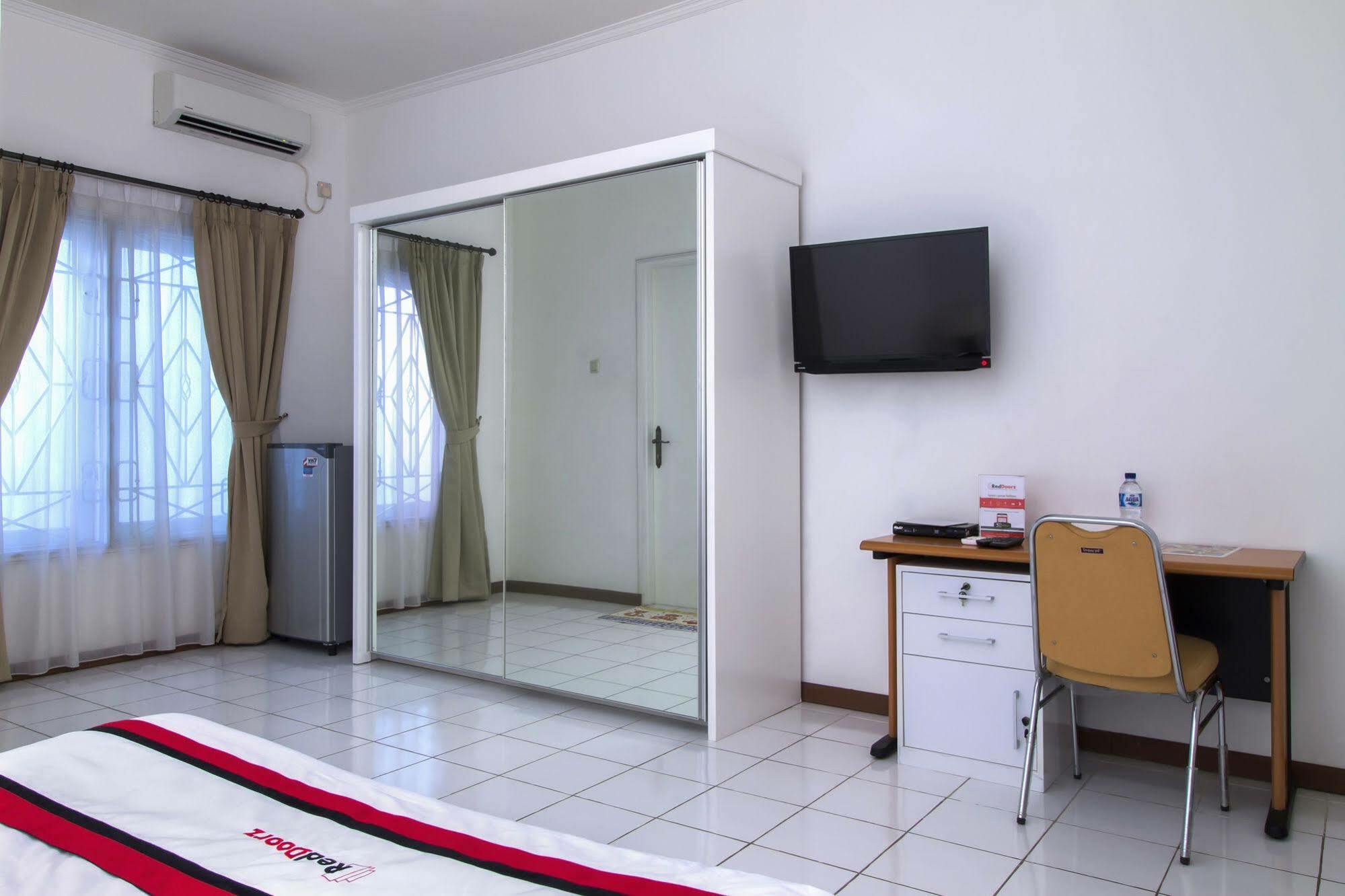 Reddoorz Plus @ Tendean Джакарта Екстериор снимка