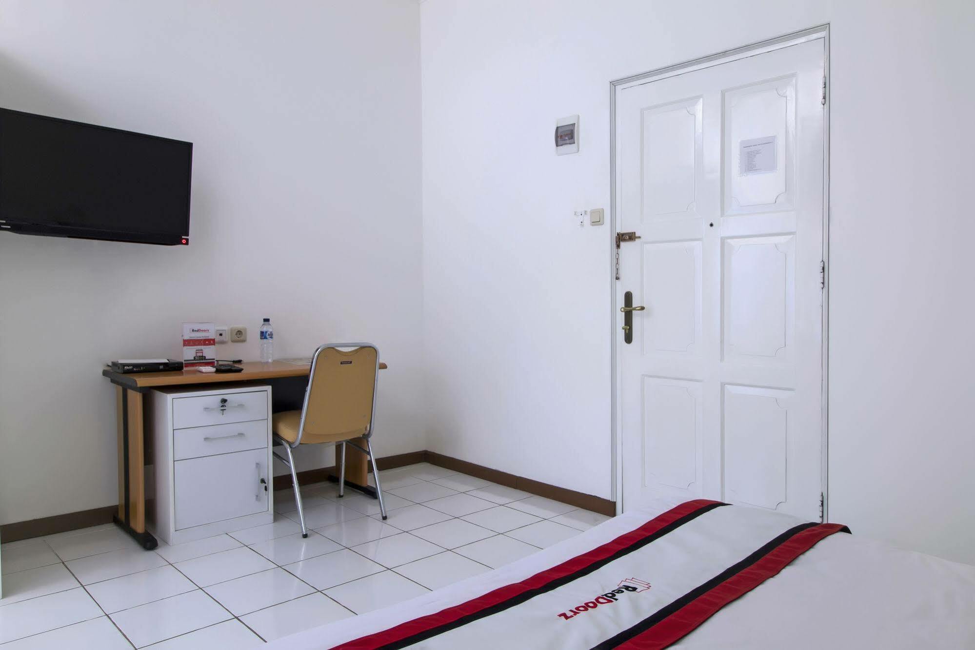 Reddoorz Plus @ Tendean Джакарта Екстериор снимка