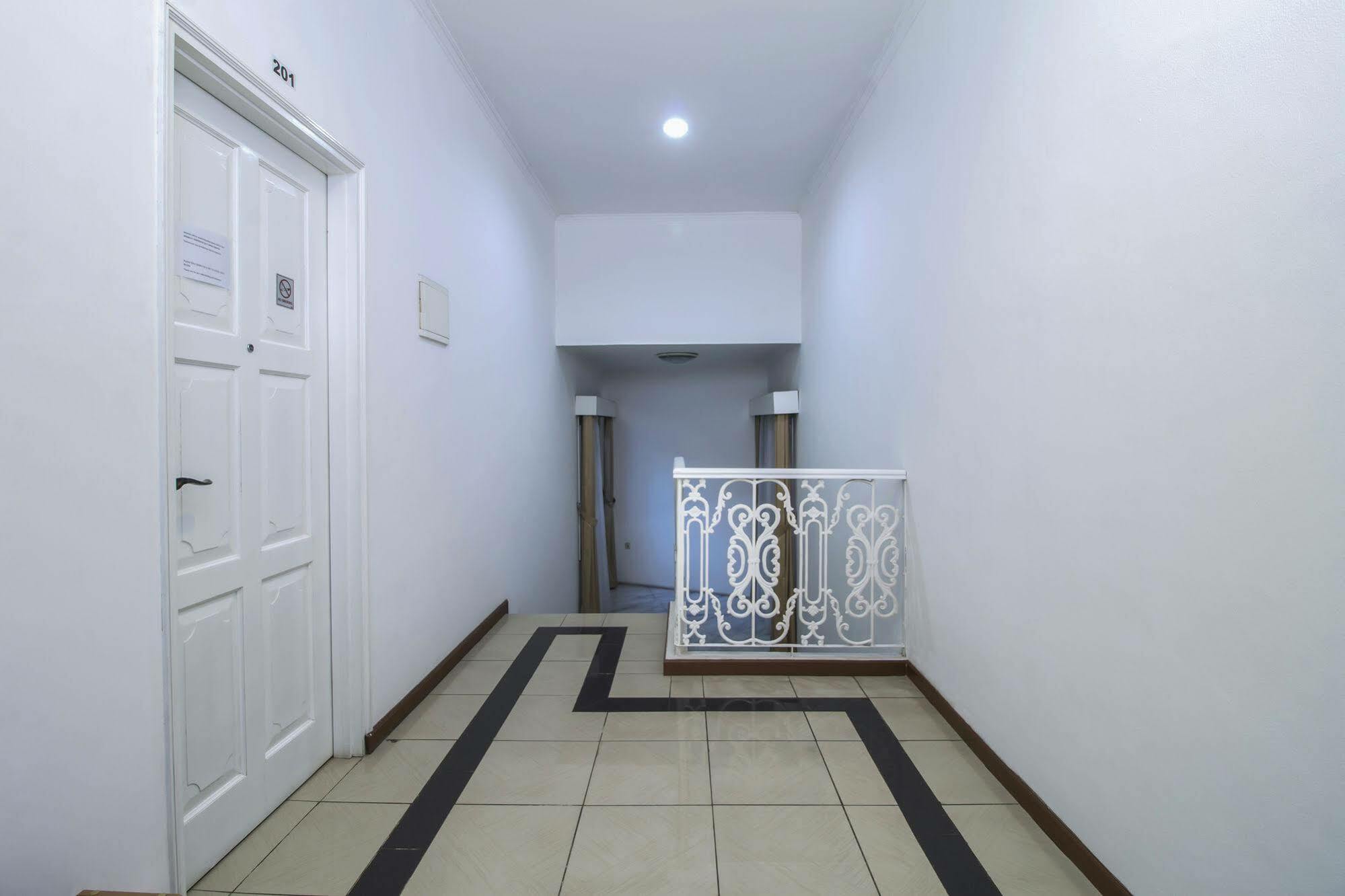 Reddoorz Plus @ Tendean Джакарта Екстериор снимка